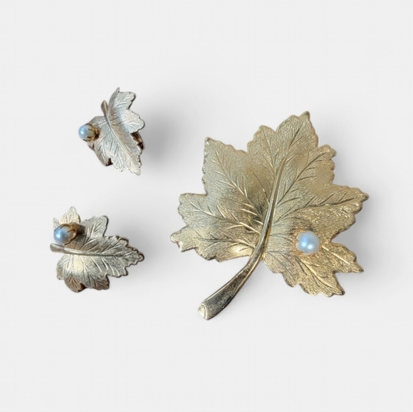 Vintage Sarah Coventry Leaf Pin Brooch & Clip on Earrings Set 1960s 1970s - Picture 1 of 14